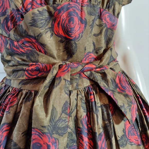 SOLD🌺 Vintage 50s cotton rose print dress pleated full skirt and tie waist - Picture 8 of 10